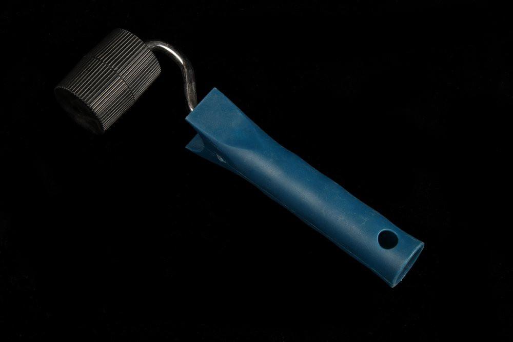 Валик  4,5см пластик  д/прикат. обоев боченок черный  ручка  95875052