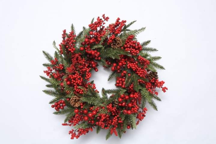 DECOLINE Венок декоративный еловый с ягодами и шишками зеленый/красный 56см H9B338.22W